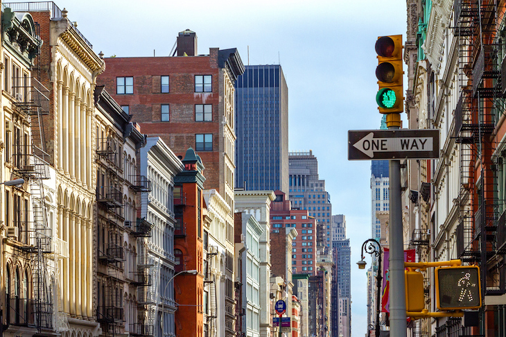 A street view from SoHo new york with a one way sign pointing left