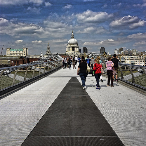 UK - London - Millennium crossing_sq_DSC2062