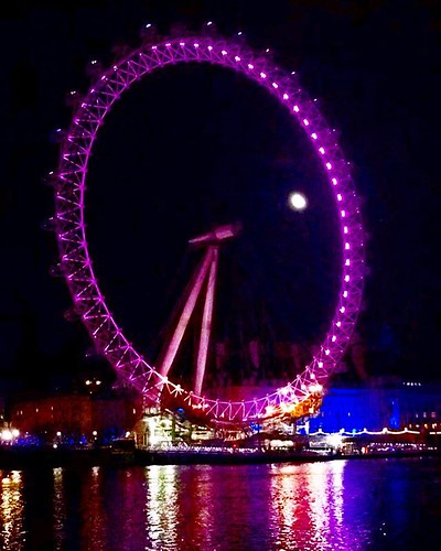 #lights #london #londoner #londoners #london2016 #londonbaby #london_only #londonstyle #londoncity #londoncalling #londoneye #thelondoneye #londonnights #londonnightlife #londonnightscene #pink #reflection