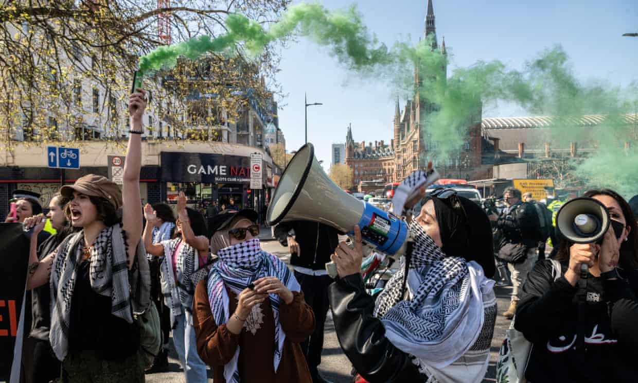 Headline: Youth Demand Movement Disrupts Traffic in Central London with Pro-Palestinian Rally