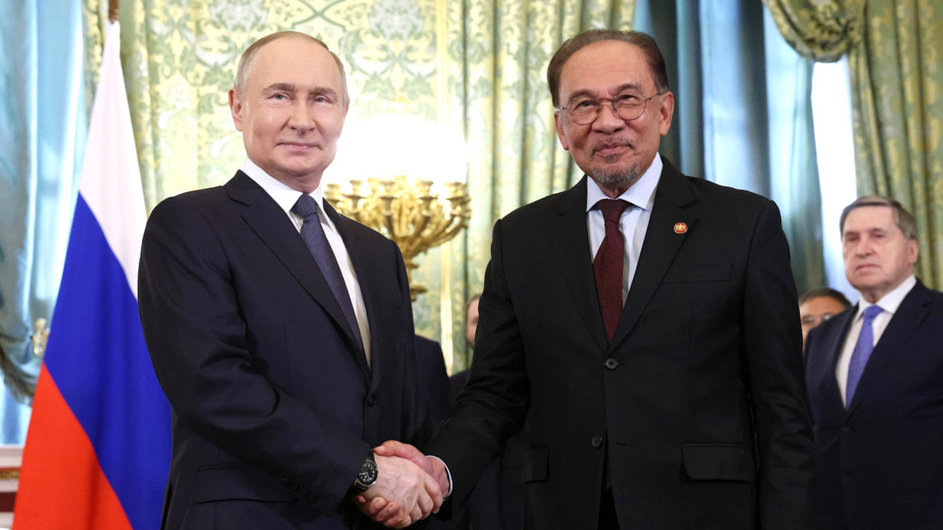 Strengthening Ties: Putin and Malaysian PM Discuss Economic Collaboration Amid Sanctions