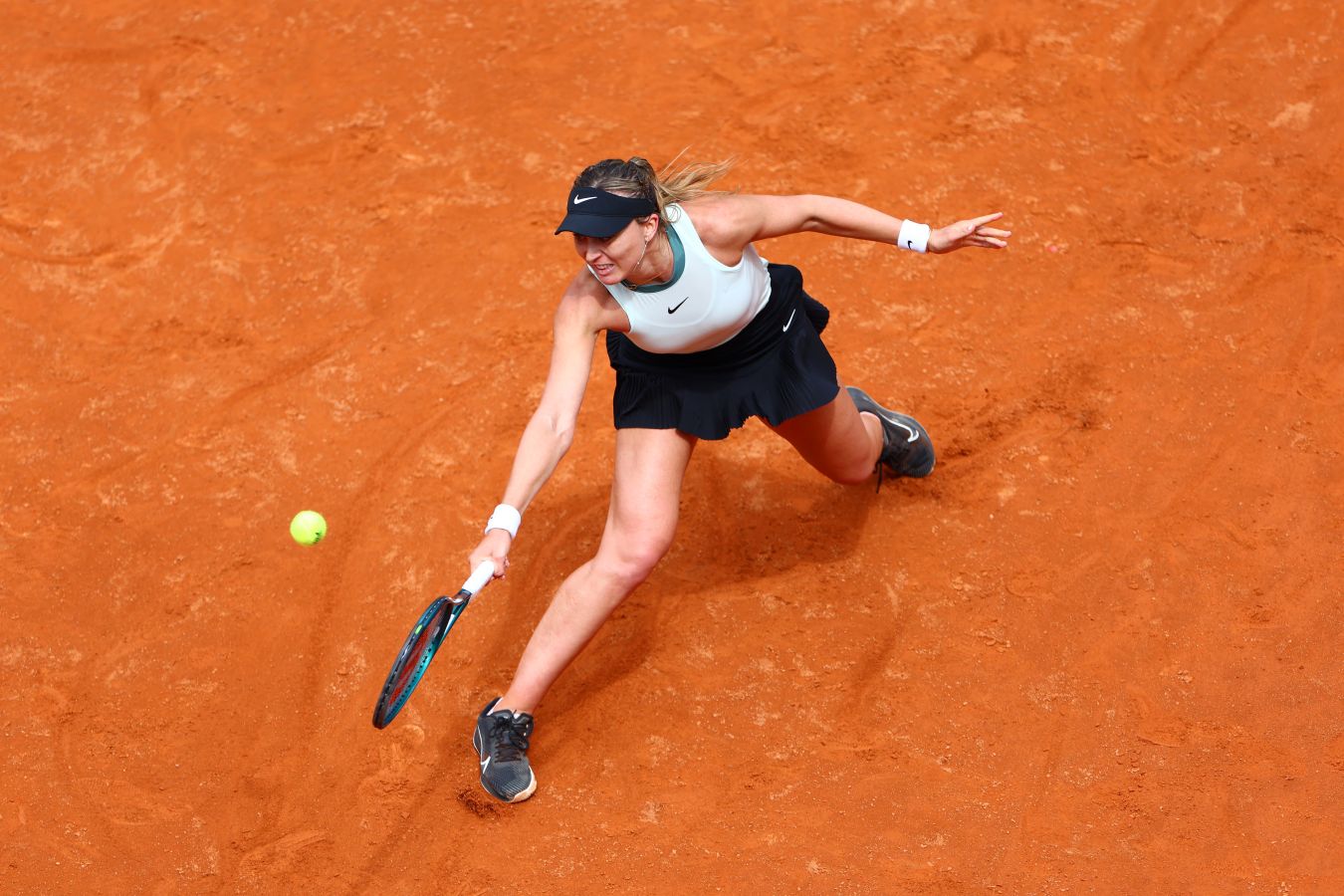 Badosa Triumphs Over Osaka to Advance in Roland Garros 2025