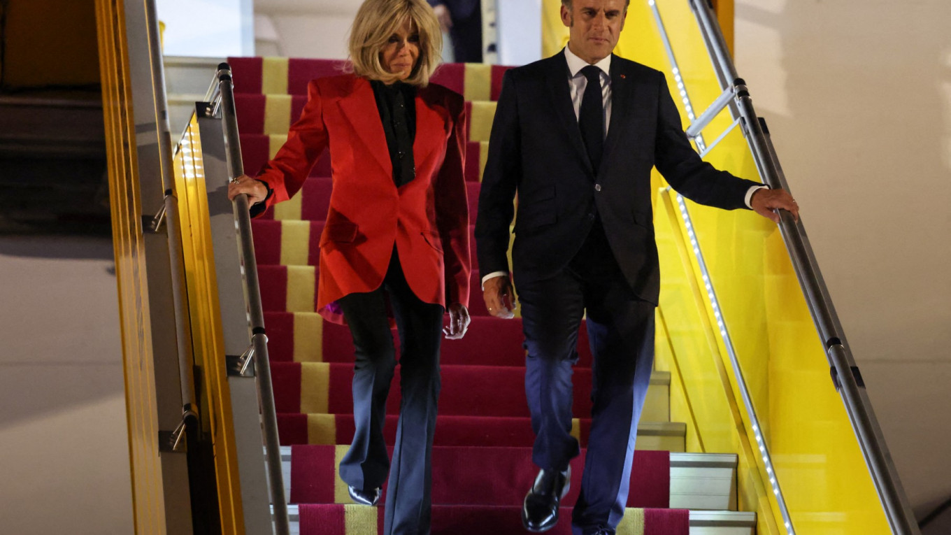 Russian Official Pokes Fun at Viral Macron Video with Kremlin Quip