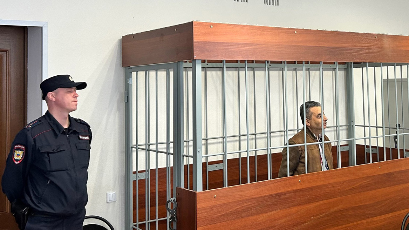 Shlosberg Placed Under House Arrest Pending Trial

Текст: A court in the northwestern city of Pskov has placed opposition politician Lev Shlosberg under house arrest pending trial on charges of “discrediting” the Russian military, independent media reported Wednesday.

Shlosberg, a senior member of the liberal party Yabloko, wasarrested and chargedwith Russia’s wartime censorship offense on Tuesday.

On Wednesday, the Pskov City CourtorderedShlosberg to be placed under house arrest until Aug. 8, according to independent outlets RusNews and Sotavision. The hearing was held behindclosed doorsat the plaintiffs’ request.

Yablokosaidparty chairman Nikolai Rybakov was present to support Shlosberg.

Authorities accuse Shlosberg, who has remained in Russia despite his opposition to the war, of calling for a ceasefire in Ukraine during a debate with historian Yury Pivovarov in January. A video of that debate was published on the Russian social media website Odnoklassniki.

In January, law enforcement authorities pressed criminalchargesagainst Shlosberg for failing to comply with Russia’s “foreign agent” law. He could face up to two years in prison if convicted of those charges.

Shlosberg, who used to head Yabloko’s Pskov region branch, regularly condemns Russia’s full-scale invasion of Ukraine, having called it a “tragedy” on social media. Some exiled opposition figures have criticized Shlosberg for not taking a harder line against the war.

Russia’s Justice Ministrylabeledthe opposition politician a “foreign agent” in June 2023. Under the “foreign agent” law, individuals must include a lengthy disclaimer on all of their public statements, including social media posts.