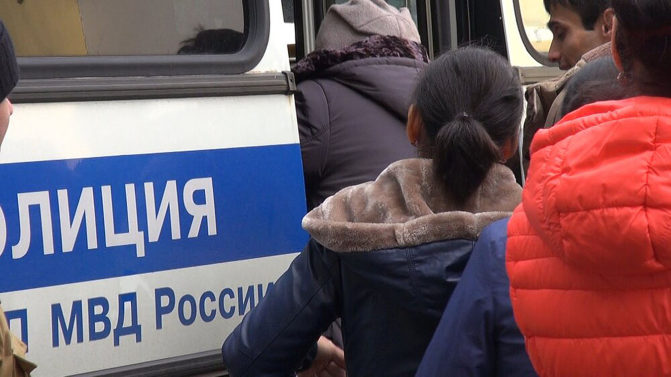 Uzbekistan Urges Russia to Respect Its Citizens Amid Migrant Crackdown

Текст: Uzbekistans Foreign Ministry on Wednesday urged Russia to treat its citizens with respect as authorities in Moscow tighten migration laws and carry out mass inspections targeting foreign workers

Over the past year, Russia has introduced tighter migration rules, including new laws to locate and expel migrants more easily. The changes have sparked protests from several Central Asian countries, including Uzbekistan.

Roughly 4 million migrants from the five former Soviet republics of Central Asia — Uzbekistan, Kyrgyzstan, Tajikistan, Kazakhstan and Turkmenistan — currently live in Russia, according to government data. Many work in low-wage sectors and send home remittances critical to their domestic economies.

Uzbekistans Foreign Ministry said it had received reports of unauthorized inspections and cases of disrespectful and rude treatment of its citizens in Russia.

It called on Moscow to treat Uzbek citizens with respect and to prevent actions that humiliate their honor and dignity, according to a statement published by state media. Tashkent also submitted a formal protest note to Russia requesting clarification about the reports.

Russias Foreign Ministry said it was studying the note and described Uzbekistan as a strategic partner, the state-run news agency TASS reported.

In recent months, Kyrgyzstan and Tajikistan have issued similar protests, denouncing mass detentions of their citizens in Russia.

The crackdown follows the deadly 2024 terrorist attack at Crocus City Hall, which Russian officials blame on gunmen from Central Asia. Since then, Moscow has stepped up its efforts to police and repatriate foreign nationals.

The war in Ukraine has further complicated matters for Central Asian migrants, with Russian authorities accused of pressuring some to enlist in the military. Russias Investigative Committee said last year that 10,000 foreign nationals with Russian citizenship had been sent to the front lines.

Ukraines military estimates that around 3,000 Central Asians are fighting for Russia. Local media report that several dozen have been killed or imprisoned upon returning home.

Despite a decline in migration, remittances remain vital to Central Asian economies. According to the World Bank, they account for 45% of GDP in Tajikistan, 24% in Kyrgyzstan and 14% in Uzbekistan.