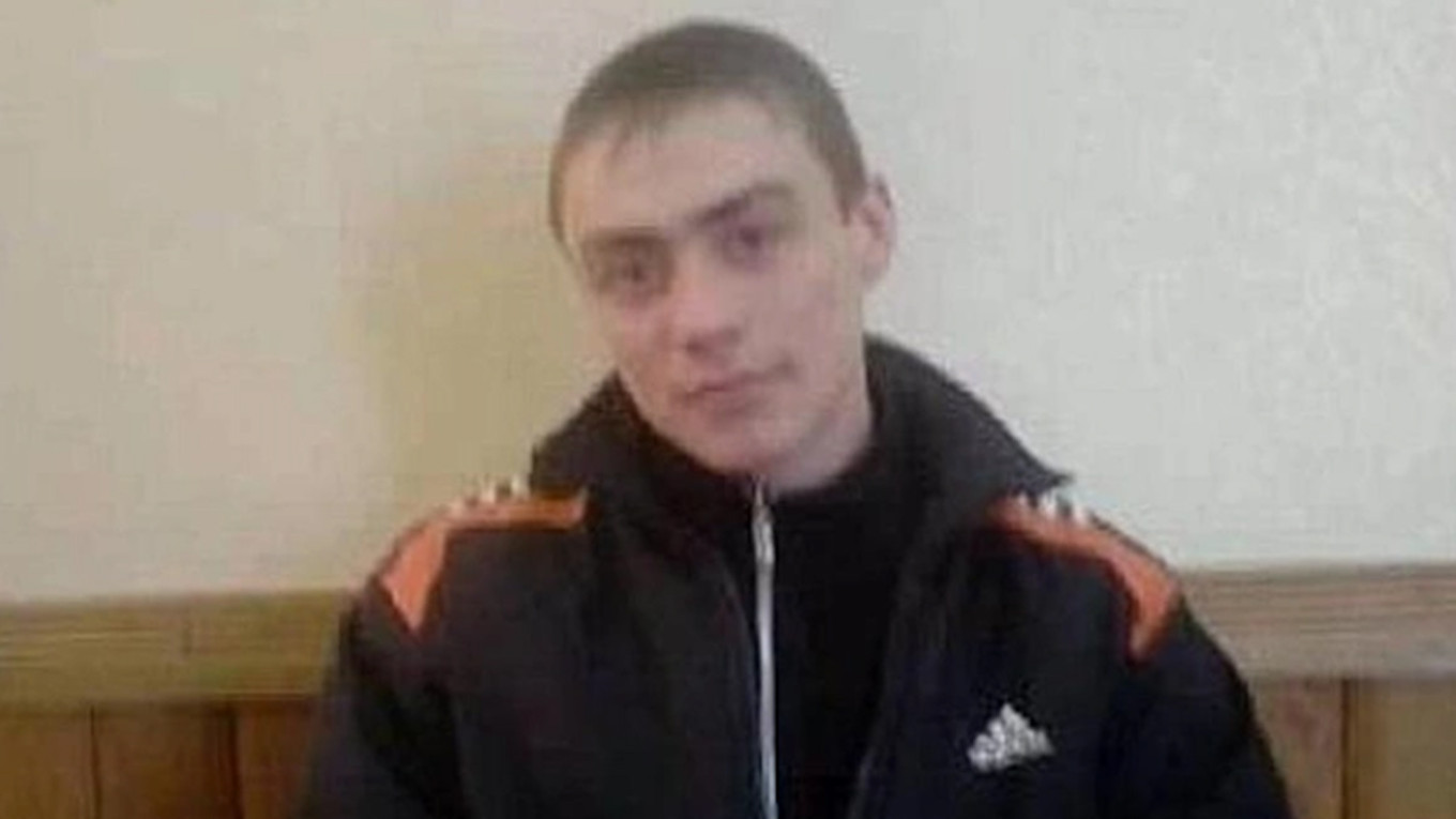 Volograd Police Launch Manhunt for Ex-Convict Soldier Suspected of Shooting 2 – Reports

Текст: Law enforcement authorities in the southern Volgograd region have launched a manhunt for a former prison inmate who joined the military and is now suspected of shooting two people, the local mediareportedMonday.

Police are said to have circulated a mugshot and description of 34-year-old Maxim Valkovich, who is accused of shooting and wounding two people in the town of Petrov Val on Sunday.

Law enforcement authorities have not publicly commented on either the shooting or the reported manhunt. Spokespeople from the Interior Ministry and Investigative Committee told local news outlet V1.ru that the reported manhunt was not under their jurisdiction, while military investigators declined to comment.

The outletsharedeyewitness photographs of military police roaming the streets of Petrov Val. It also said it spoke with local residents who had witnessed “many” police cars arriving in the town.

A former classmate of Valkovich told V1.ru that the shooting was sparked by a dispute over alleged infidelity.

“He has a wife and child here. She started cheating on him with some guy, and he [Valkovich] called him for a meeting,” the classmate was quoted as saying. “He didn’t arrive, his friends were there, [Valkovich] shot them and went on the run.”

The Moscow Times could not verify those claims.

An unverified video published by the Telegram news channel Baza, which has ties to law enforcement authorities,showedthe shooting’s reported victims — two young and bloodied men who identified themselves by the first names Artyom and Shamil — lying on an open field.

Valkovich had served more than nine years in prison on charges of manslaughter, extortion and robbery. He was released in 2020, according to local media, and then reportedly spent two years under administrative supervision.

Valkovich signed a military contract as a volunteer soldier in 2023, the Telegram news channel Ostorozhno Novostireported, citing his family. It confirmed that Valkovich has a wife and a small child but did not address the claims of infidelity.