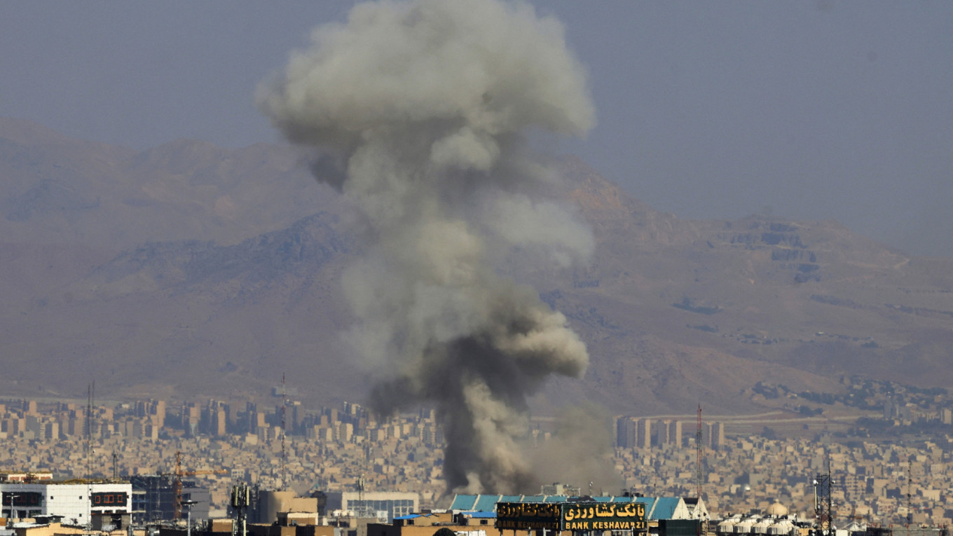 Russia Evacuates Citizens from Iran Amid Rising Tensions and Suspended Consular Services