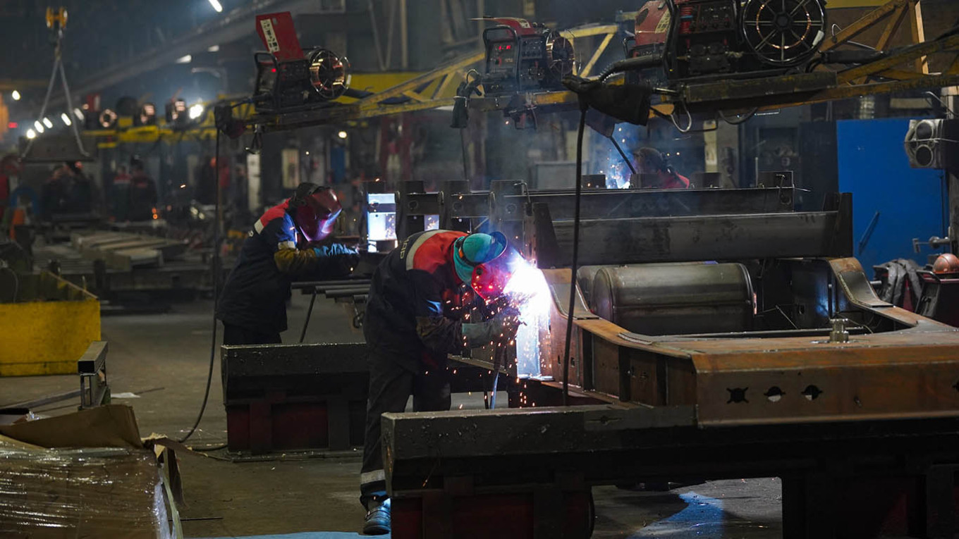 Russias Factories Turn to Foreign Labor Amid Acute Workforce Shortages in 2024