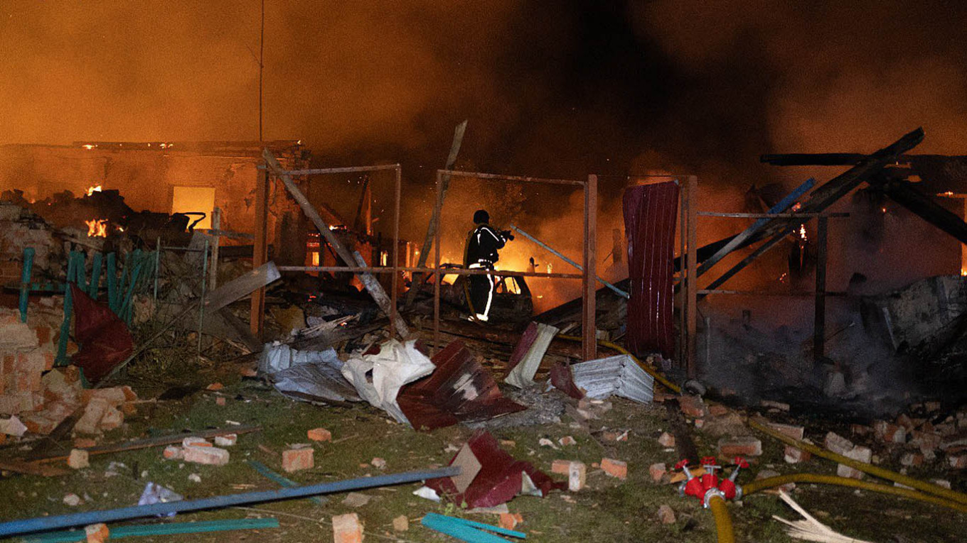 Russian Attacks Claim 21 Lives in Ukraine Amid Zelenskys NATO Summit Visit