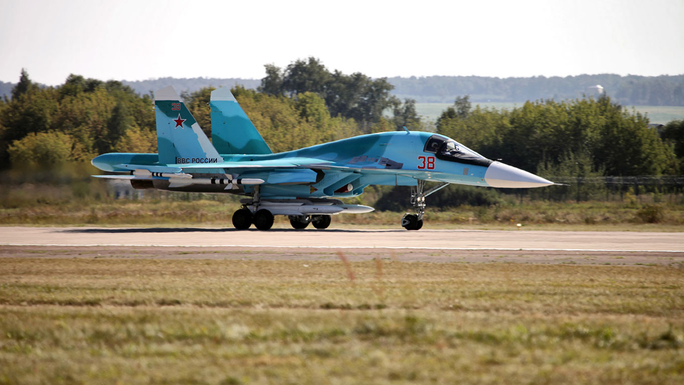 Su-34 Fighter-Bomber Experiences Malfunction and Crashes in Nizhny Novgorod Region During Training Exercise