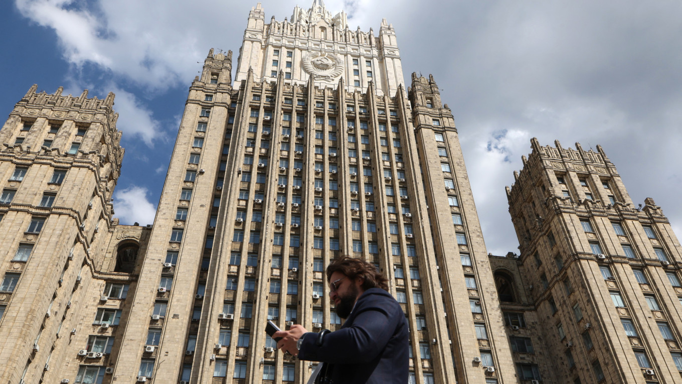 Russia Denies Backing Zero Enrichment Deal for Iran Amidst Political Tensions