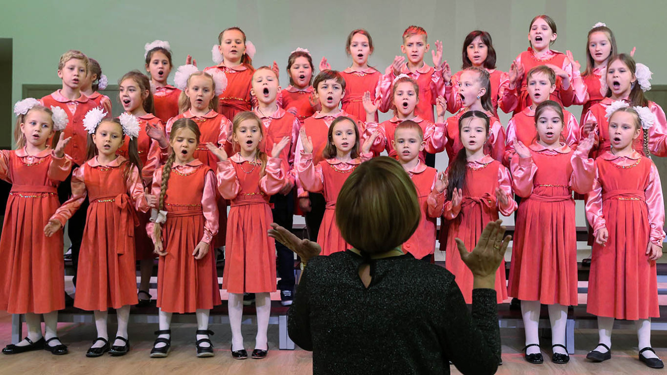 Russian Education Ministry Releases Curated Compilation of Patriotic Songs for School Curricula