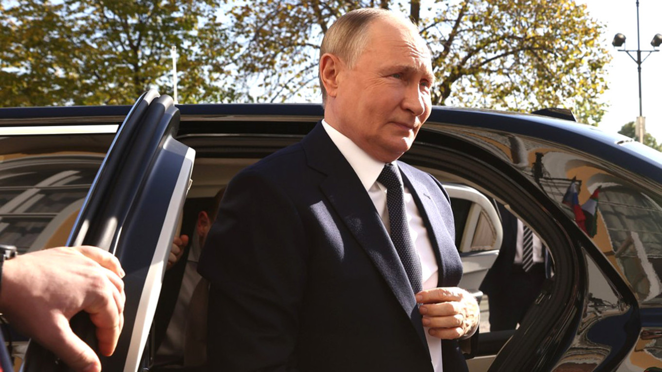 Putins Preparatory Stop in Magadan Before Pivotal Alaska Summit with Trump