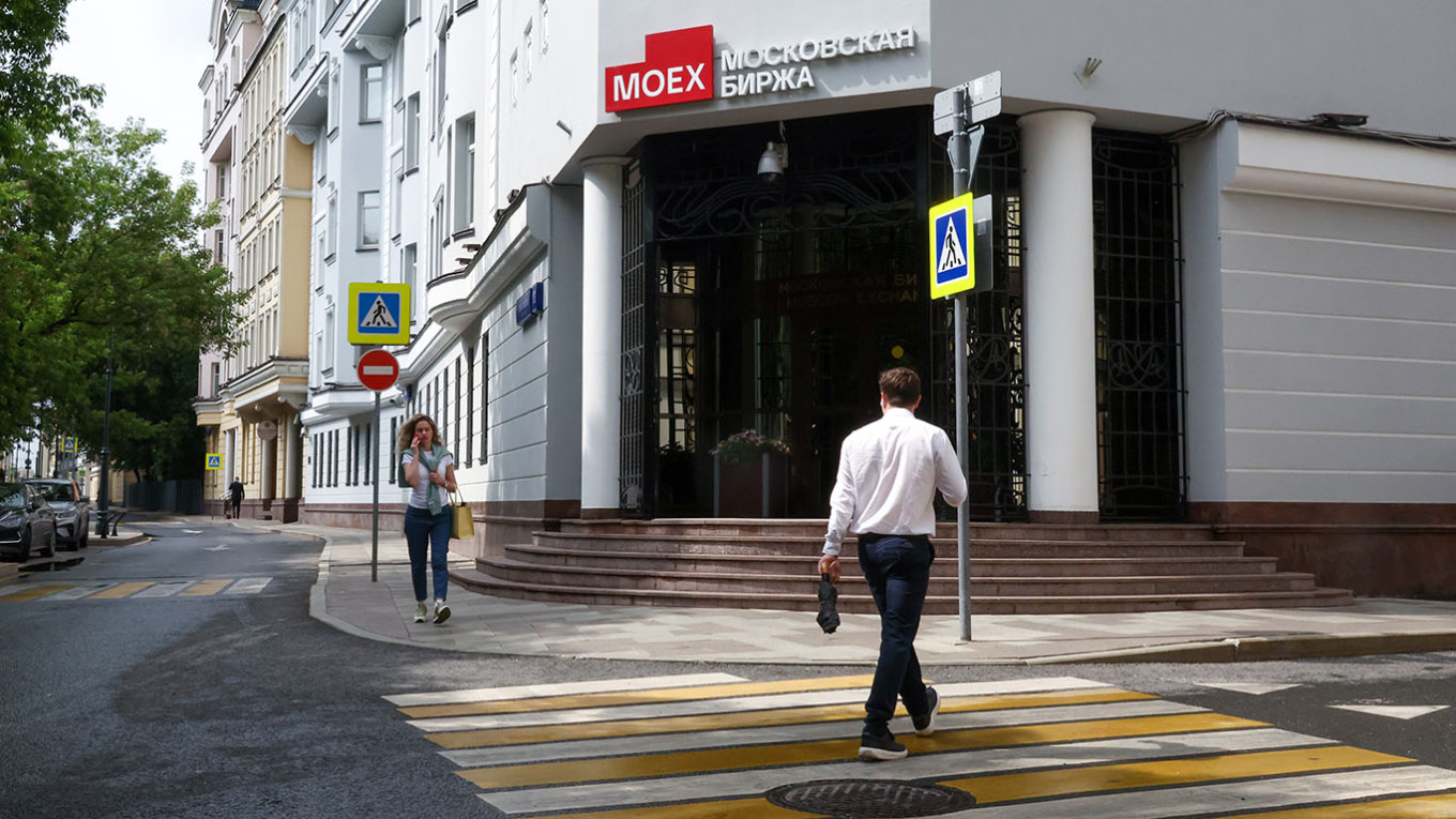 Moscow Stock Market Dips Amid Anticipation of Trump-Zelensky Conference