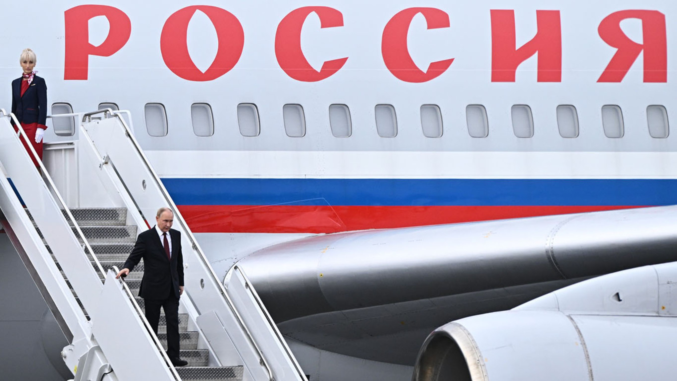 Putins Delegation Struggles with Cash-Only Jet Fuel Payments During Alaska Talks