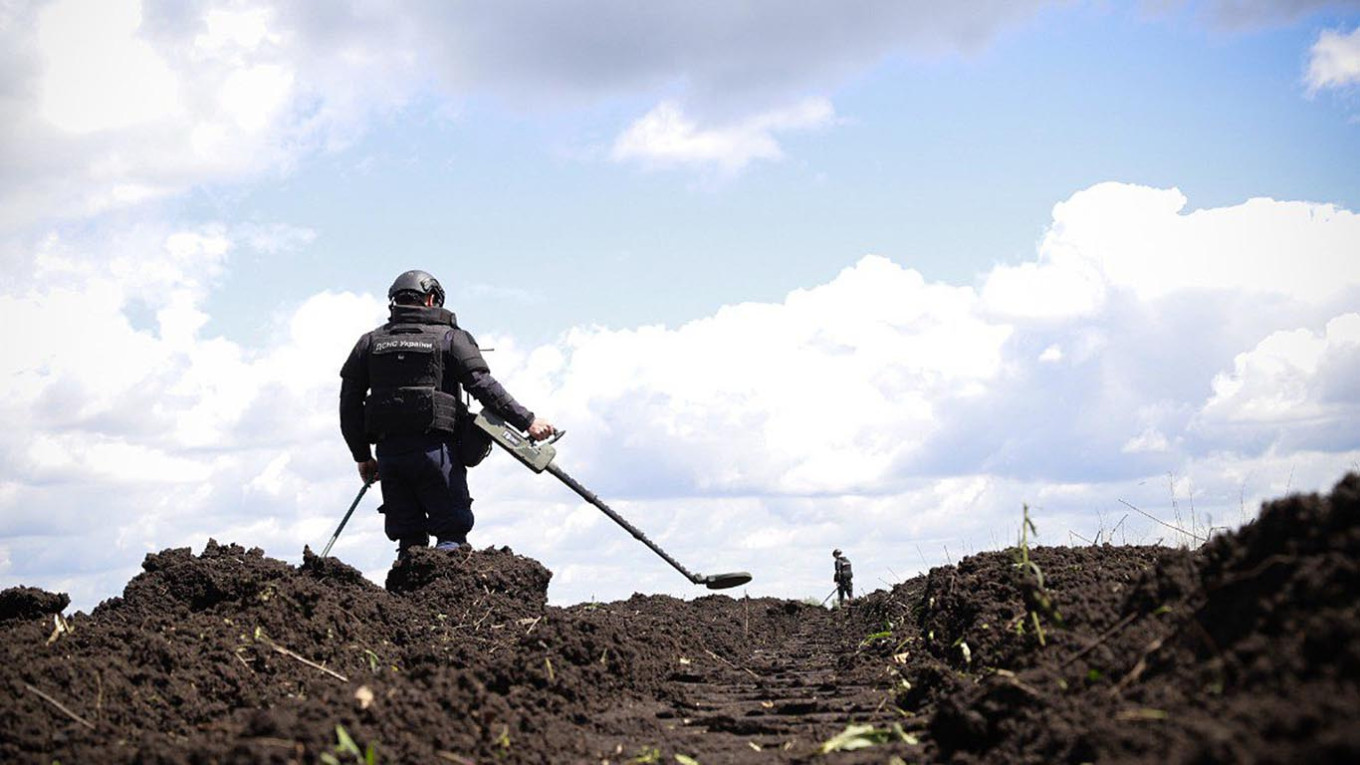 Russian Airstrike Claims Lives of Humanitarian Deminers in Ukraines Chernihiv Region