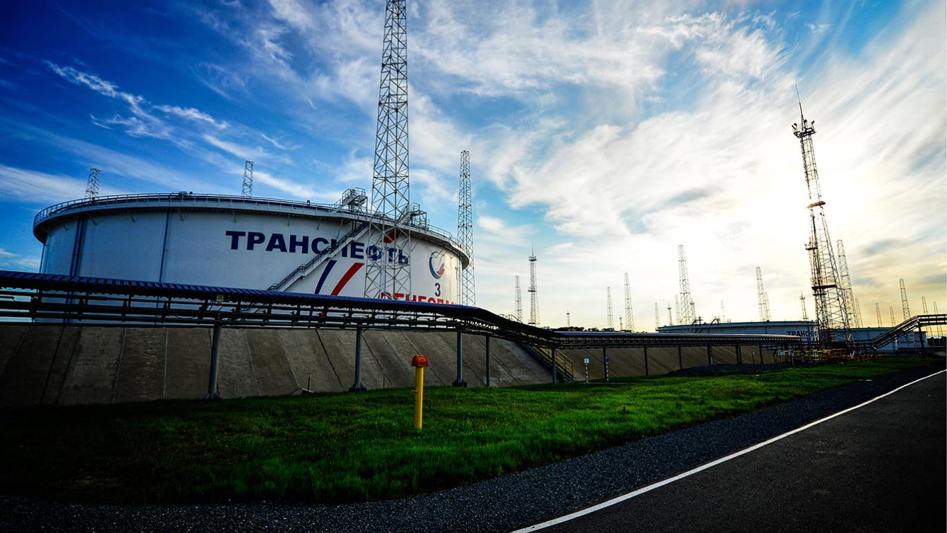 Transneft Signals Possible Oil Output Cuts Due to Escalating Ukrainian Drone Strikes