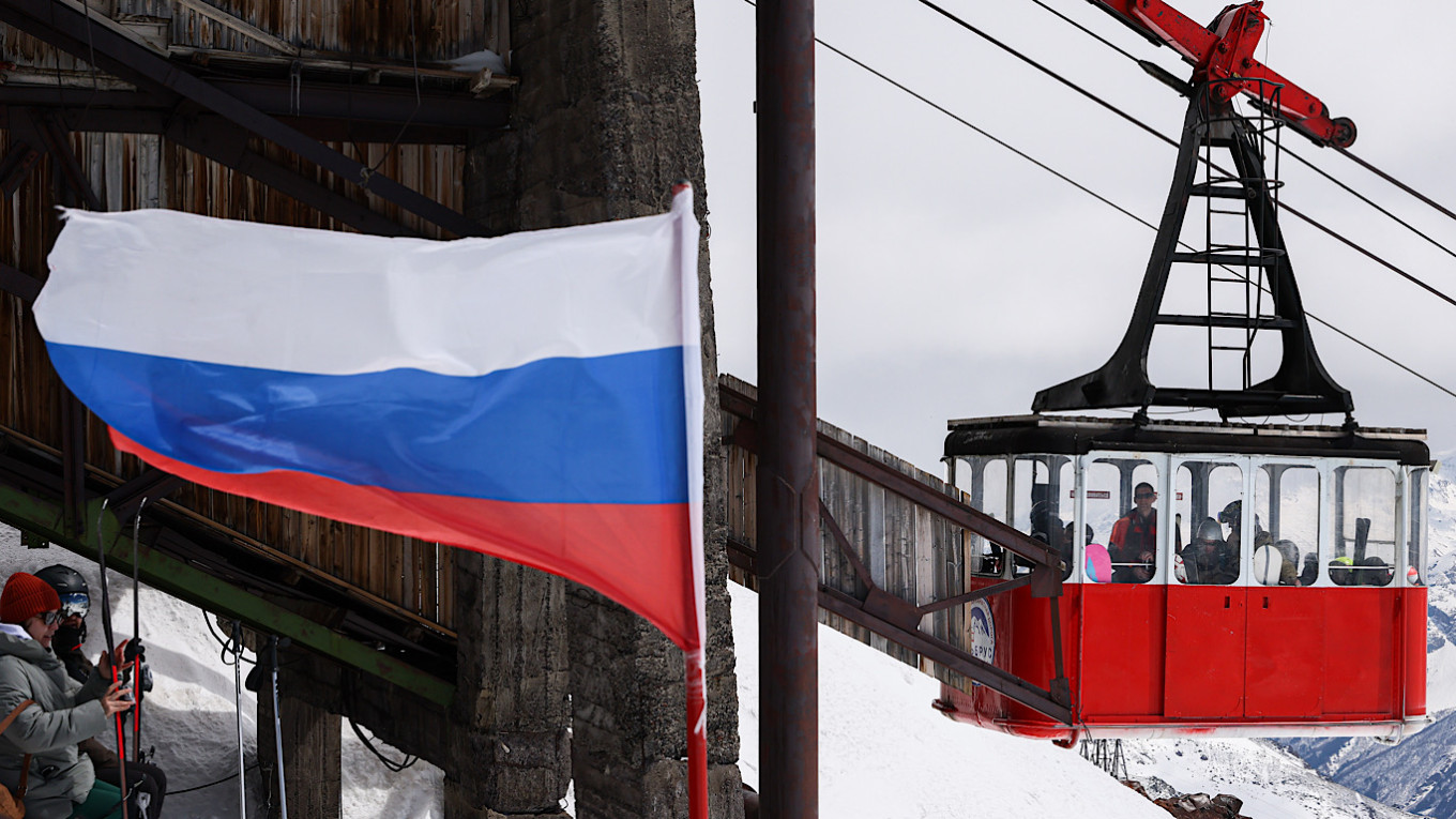 Chairlift Company Executives Arrested Following Fatal Incident at Mount Elbrus