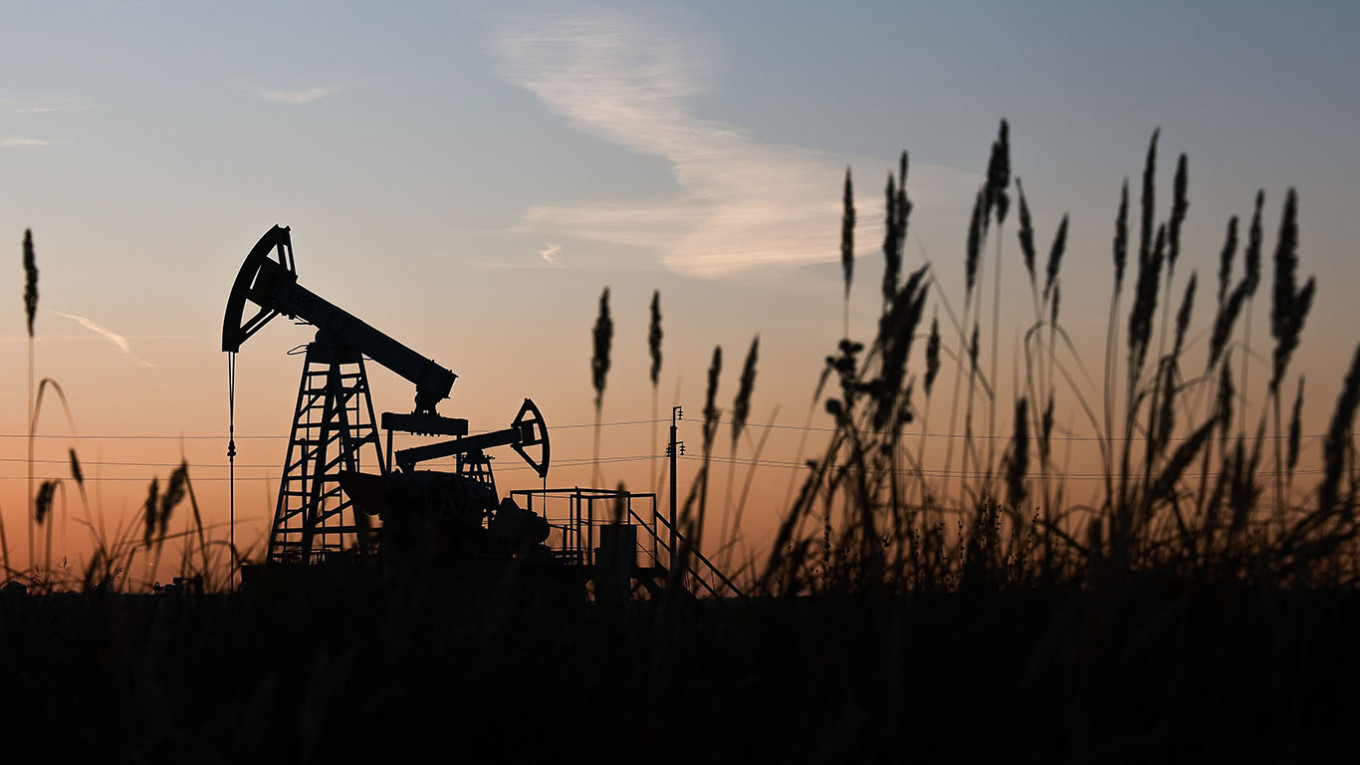 Russia Adjusts Fiscal Strategy Amid Declining Oil Income