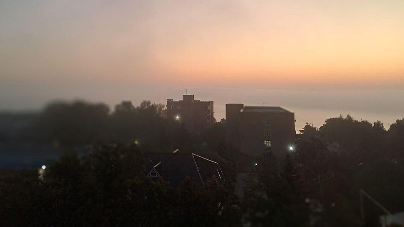 Toxic Smoke Plagues Krasnodar Town as Landfill Fire Rages Unchecked for Over a Week