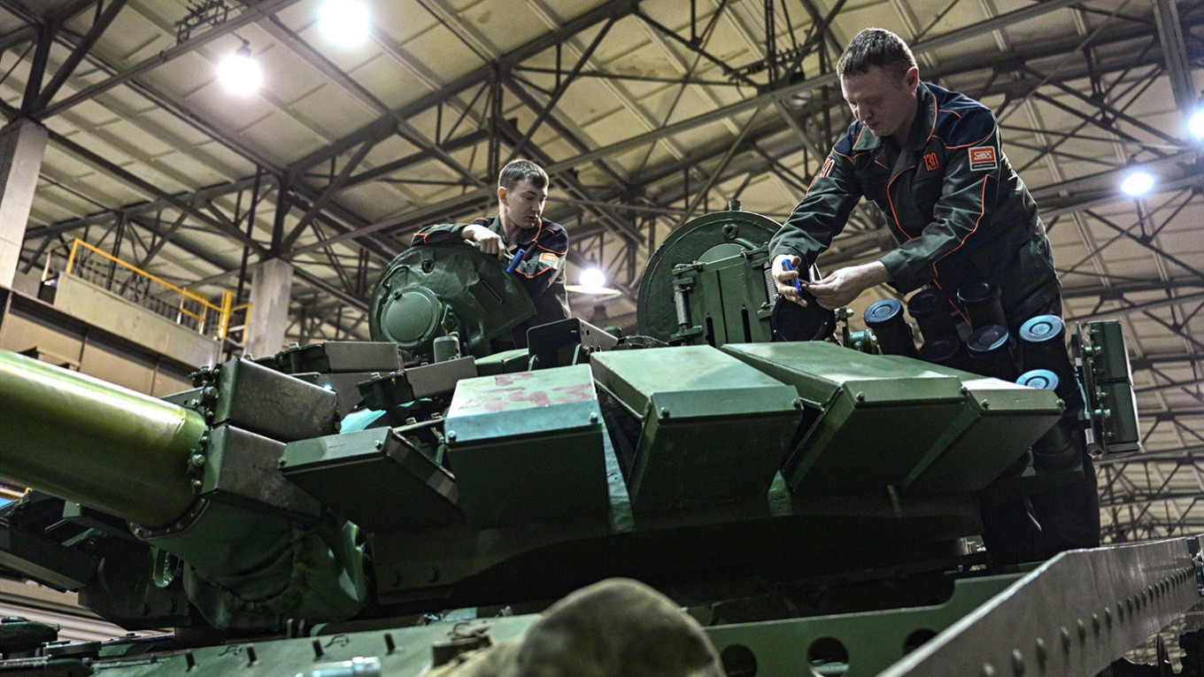 Decline in Russian Defense Sector Salaries Marks First Drop Since Ukraine War Began