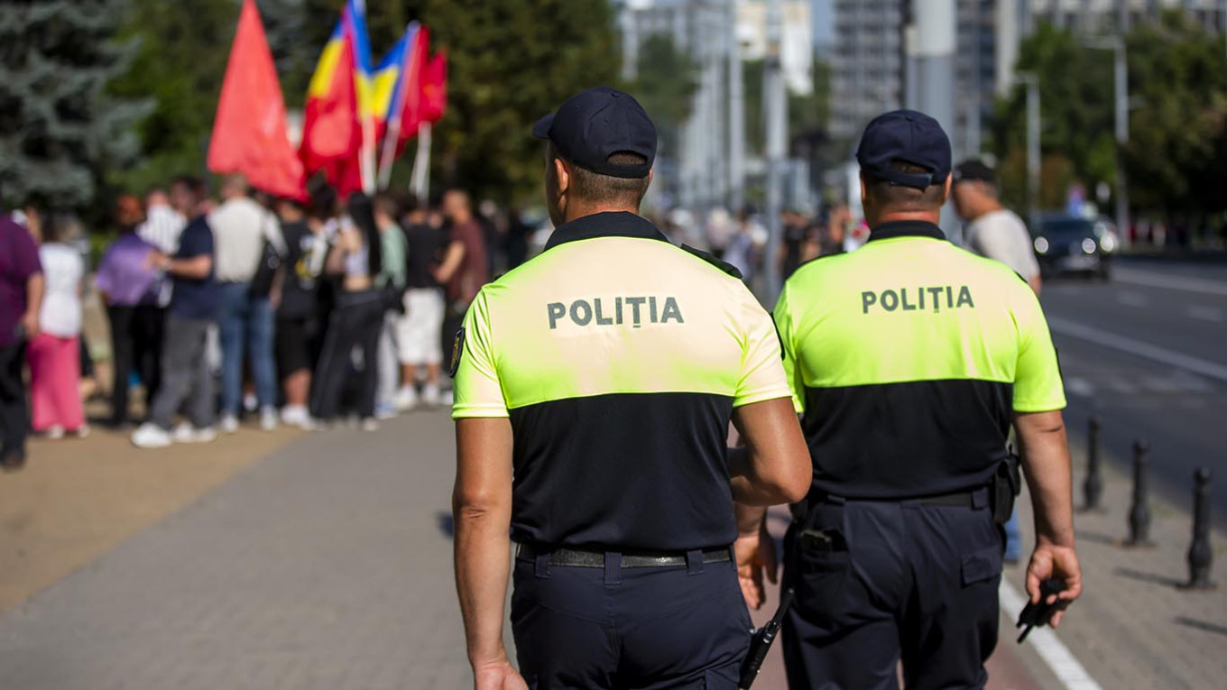 Moldovas Pre-Election Raids Uncover Alleged Russian Schemes to Ignite Unrest