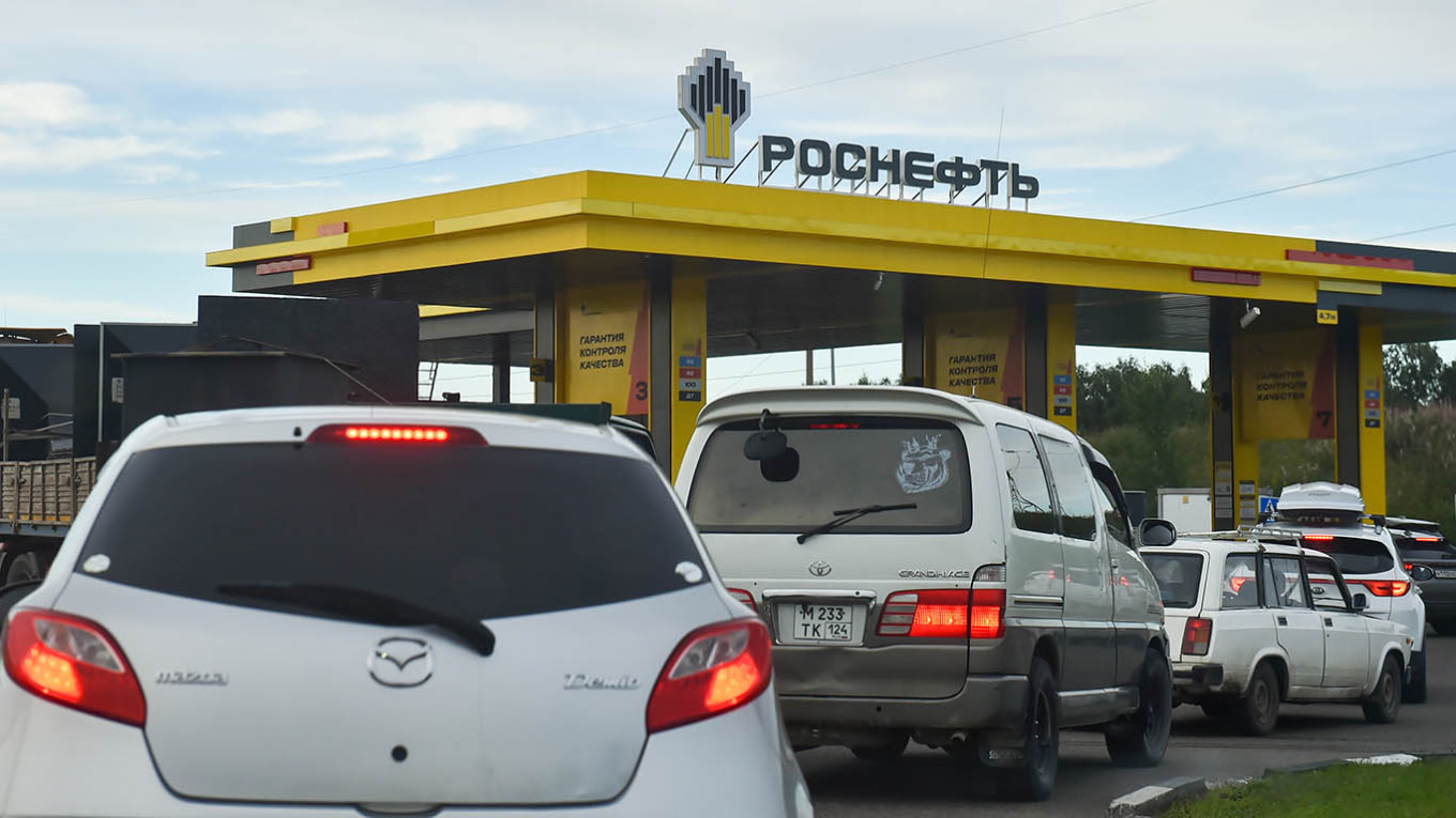 Fuel Rationing Across Russia as Ukraines Drone Strikes Disrupt Oil Supply