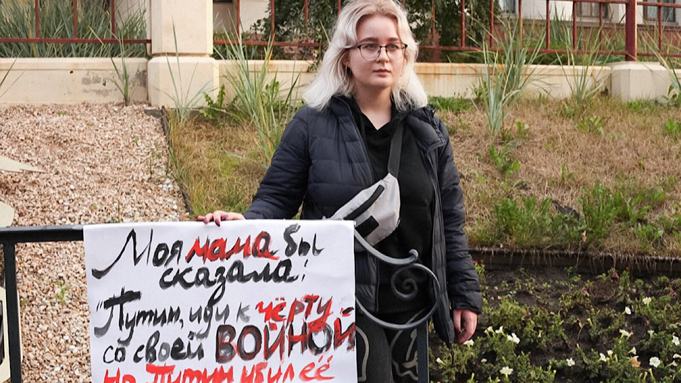 Daughter of Russian Journalist Irina Slavina Arrested While Honoring Her Mothers Memory with Flowers