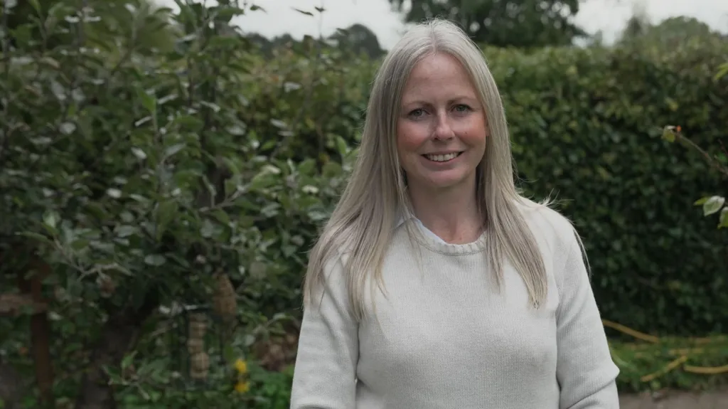 Headline: From Hospital Bed to Blooming Life: How a Simple Sunflower Rediscovered Emily Houghs Connection to Nature and Mental Wellness