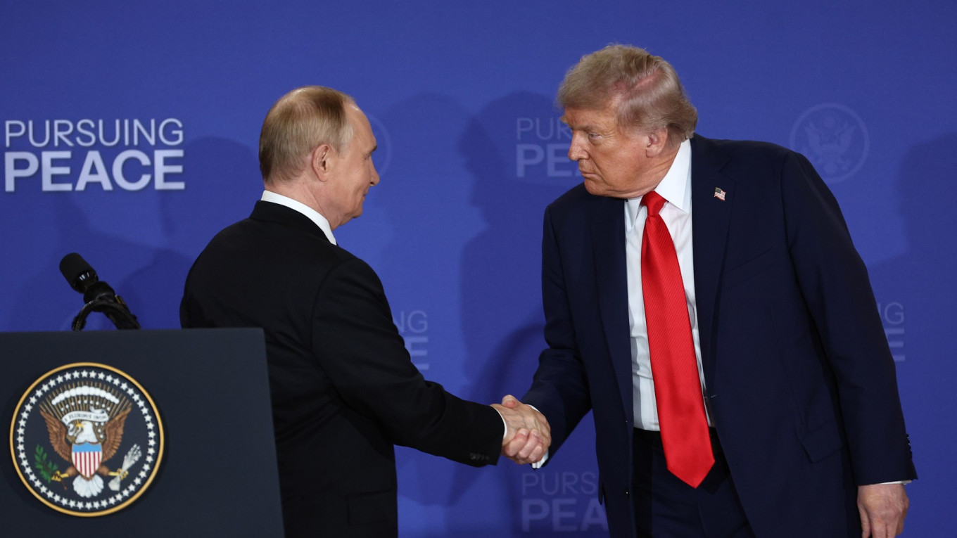 Kremlin Official Affirms Ongoing U.S.-Russia Peace Efforts Amid Contradictory Diplomatic Claims