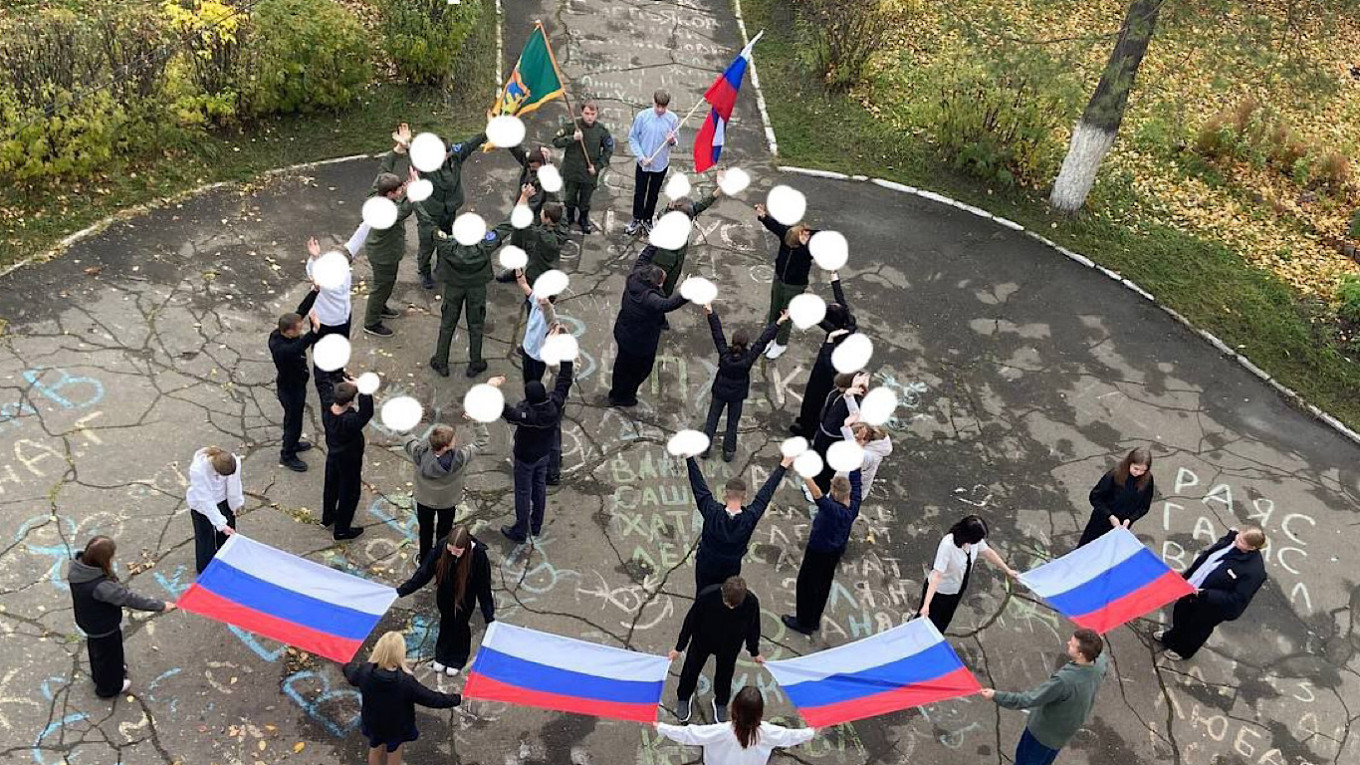 Russian Schoolchildren Form Human 89 to Commemorate Controversial Annexation of Ukrainian Territories
