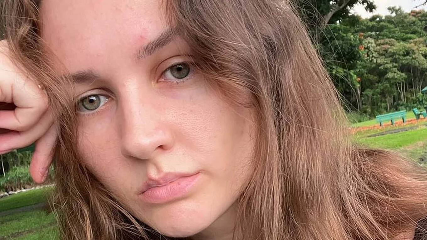 Russian Authorities Conduct Raids on Family of U.S. Media Founder Amid Censorship Crackdown