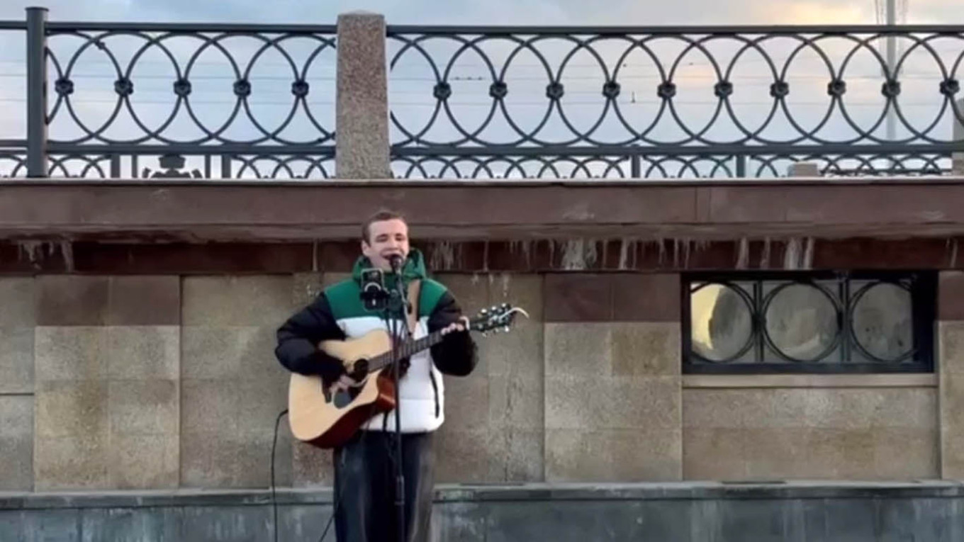 Street Performer in Yekaterinburg Arrested for Supporting Anti-Kremlin Band through Music
