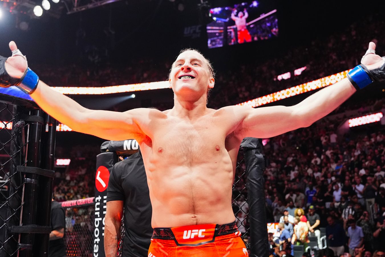 Pimblett Calls Out Topuria for Hypocrisy, Urges Him to Sign Fight Contract