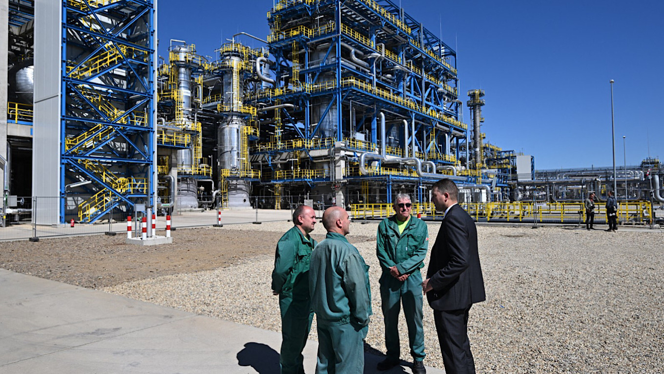 MOL Adapts Strategy: Major Shift Towards Alternative Oil Sources Amid Druzhba Pipeline Concerns