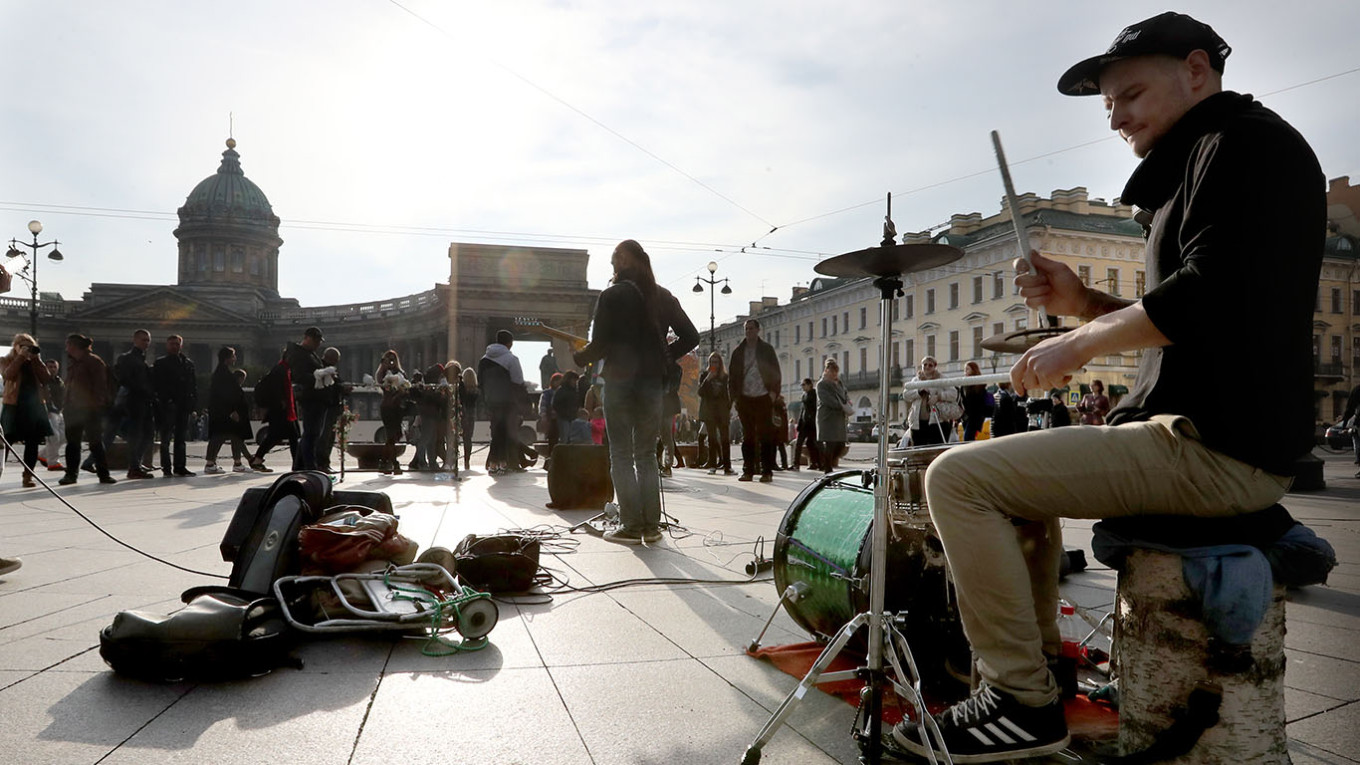 St. Petersburgs Crackdown on Street Performers: Instruments Confiscated Amid Escalating Tensions
