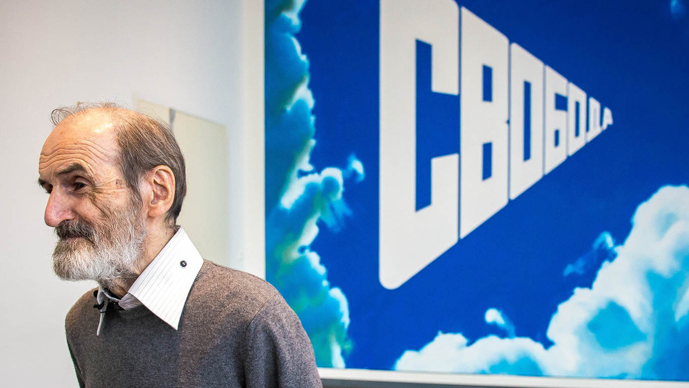 Legacy of a Visionary: Erik Bulatov, Icon of Soviet Pop Art, Passes Away at 92