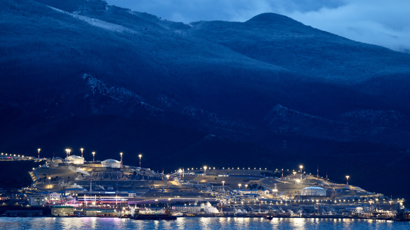 Ukrainian Drone Assault Disrupts Oil Supply at Novorossiysk Port