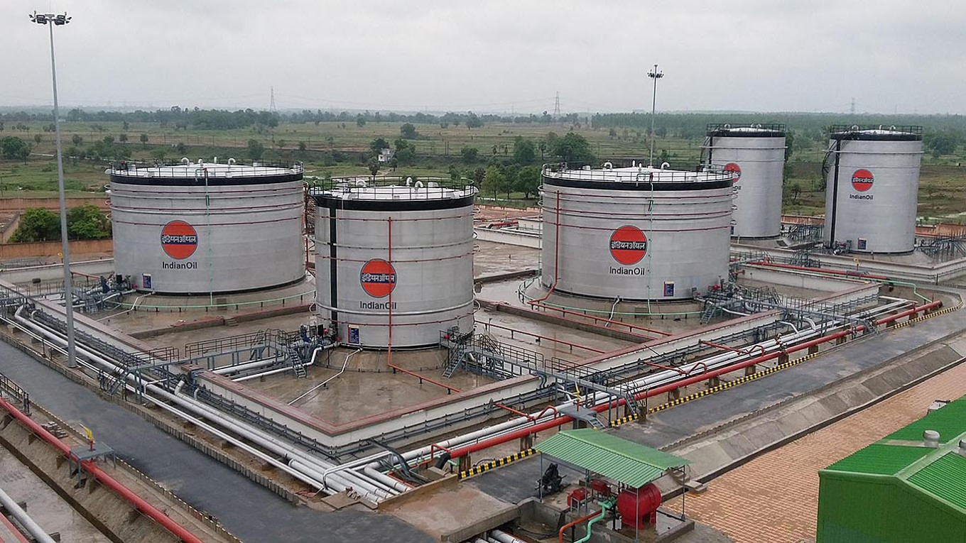 Indias Largest Oil Refiner Defies U.S. Pressure by Resuming Russian Crude Purchases