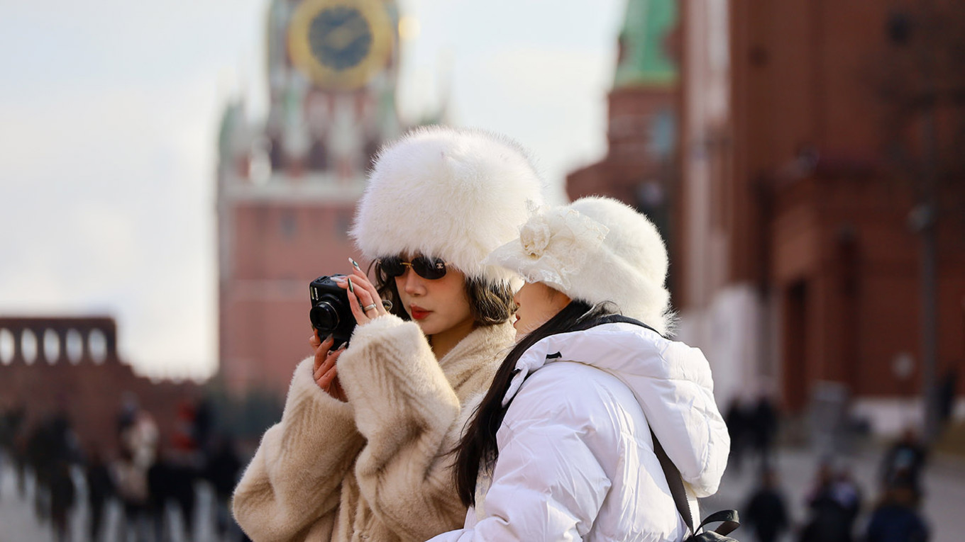 Visa-Free Travel Boosts Chinese Interest in Russian Destinations Amid Rising Tensions with Japan