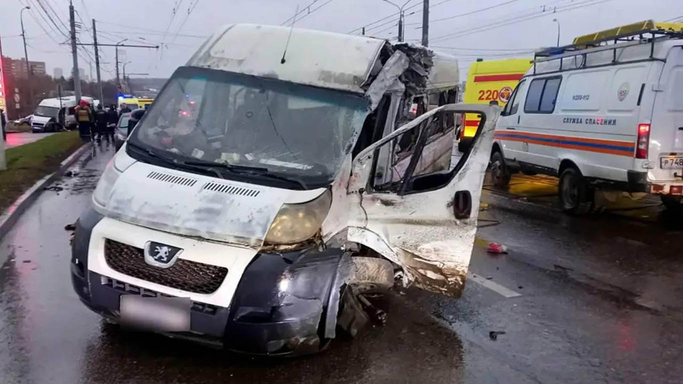 Tram Accidents in Tula: Four Dead and Over 20 Injured in Collision with Minibuses
