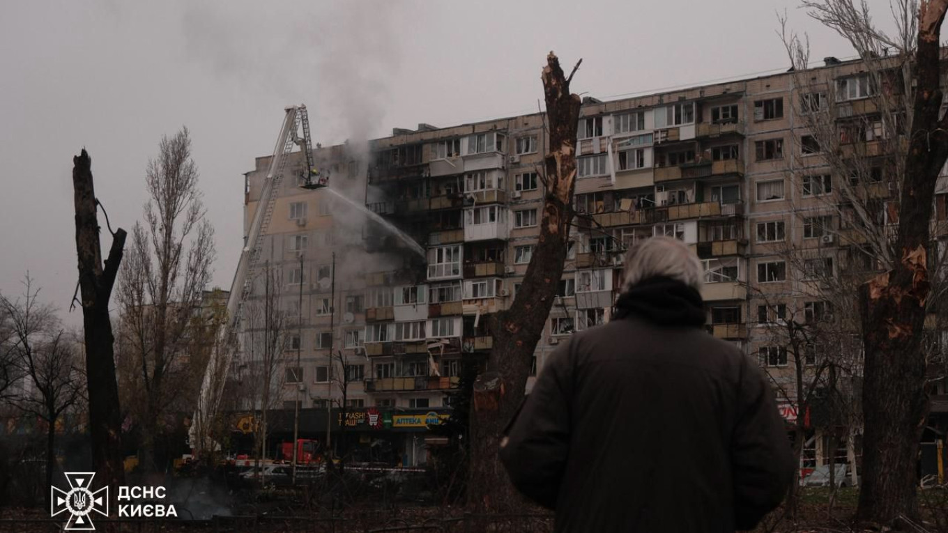 Russian Drone Strike on Kyiv Kills One, Several Wounded – City Officials

Текст: A Russian drone attack targeted the Ukrainian capital in the early hours of Saturday, killing one person and wounding seven, authorities in Kyiv said.

Loud explosions were heard in the city around midnight, according to AFP journalists, and air defense forces were responding, officials said.

Enemy drones are over the city, with air defense responding. There are multiple targets on the capitals outskirts, Tymur Tkachenko, head of Kyivs military administration, said on Telegram.

Currently, in Kyiv, there is a total of one dead and seven injured, including one child, Tkachenko later posted.

He said the fatality was a man.

Mayor Vitaly Klitschko warned people to remain in shelters during the attack.

Residential buildings in several districts and cars were damaged, he said.

There are currently seven injured in the capital. Four of them have been hospitalized by medics, Klitschko said, also on Telegram.

Earlier, he posted that a 13-year-old child was among the wounded.

Mykola Kalashnyk, governor of the Kyiv region, said two women were wounded in the town of Brovary.

The enemy is heavily attacking the Kyiv region with missiles and drones. Residential areas and people’s homes are under attack, Kalashnyk said.

Earlier this week, Russian drones and missiles rained down on Kyiv during the night, setting fires in apartment buildings.

City officials said seven people were killed.

The strikes come amid a diplomatic push based on a U.S. plan to end the conflict that Kyiv fears will hand big concessions to Moscow.

Ukrainian negotiators are expected in the U.S. this weekend for talks on the plan, a senior official briefed on the matter told AFP.

Washingtons original proposal — drafted without input from Ukraines European allies — would have seen Kyiv withdraw from its eastern Donetsk region and the U.S. de facto recognize Donetsk, Crimea and Luhansk regions as Russian.

The U.S. pared back the initial draft following criticism from Kyiv and Europe, but the current contents remain unclear.