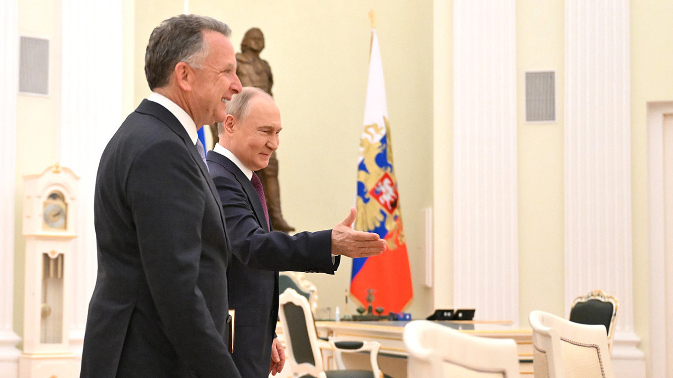 Witkoff and Putin Will Meet Tuesday Afternoon to Discuss U.S. Peace Plan

Текст: President Vladimir Putin will meet with U.S. special envoy Steve Witkoff in Moscow on Tuesday afternoon to discuss the Trump administration’s latest proposal to end the war in Ukraine, the Kremlin said.

“The meeting with Witkoff is planned for tomorrow,” Kremlin spokesman Dmitry Peskov told reporters in a briefing on Monday, adding that it will take place “in the second half of the day.”

Witkoff, abillionaire developer-turned-special envoy,is expected to arrive in Moscow with Jared Kushner, U.S. President Donald Trump’s son-in-law,to discuss a peace framework that U.S. and Ukrainian officials drafted last weekend in Geneva, Switzerland.

The Kremlin did not mention Kushner in its statement on Monday. It will be Witkoff’ssixth visit to Russia since January.

The draft peace plan emerged amid a renewed burst of diplomacy that kicked off after an original 28-point peace proposal was leaked in the press last month. That initial set of proposals was writtenby the Trump administration and, reportedly, Kremlin officials.

The original framework has since been pared down to roughly 20 points, and U.S. officials have hinted that Ukraine agreed to the revised version.

However, it remains unclear whether Putin will back the changes, which sources say are “significantly better” for Ukraine than the original list of provisions, widely seen as closer to Russia’s position.

Putin said last week thathe may be open to some elements of the U.S. plan to end the war, but he also issueda defiant warning that Russian forces would continue their advance in the Donbas region if Kyiv refuses to accept his conditions for a ceasefire.