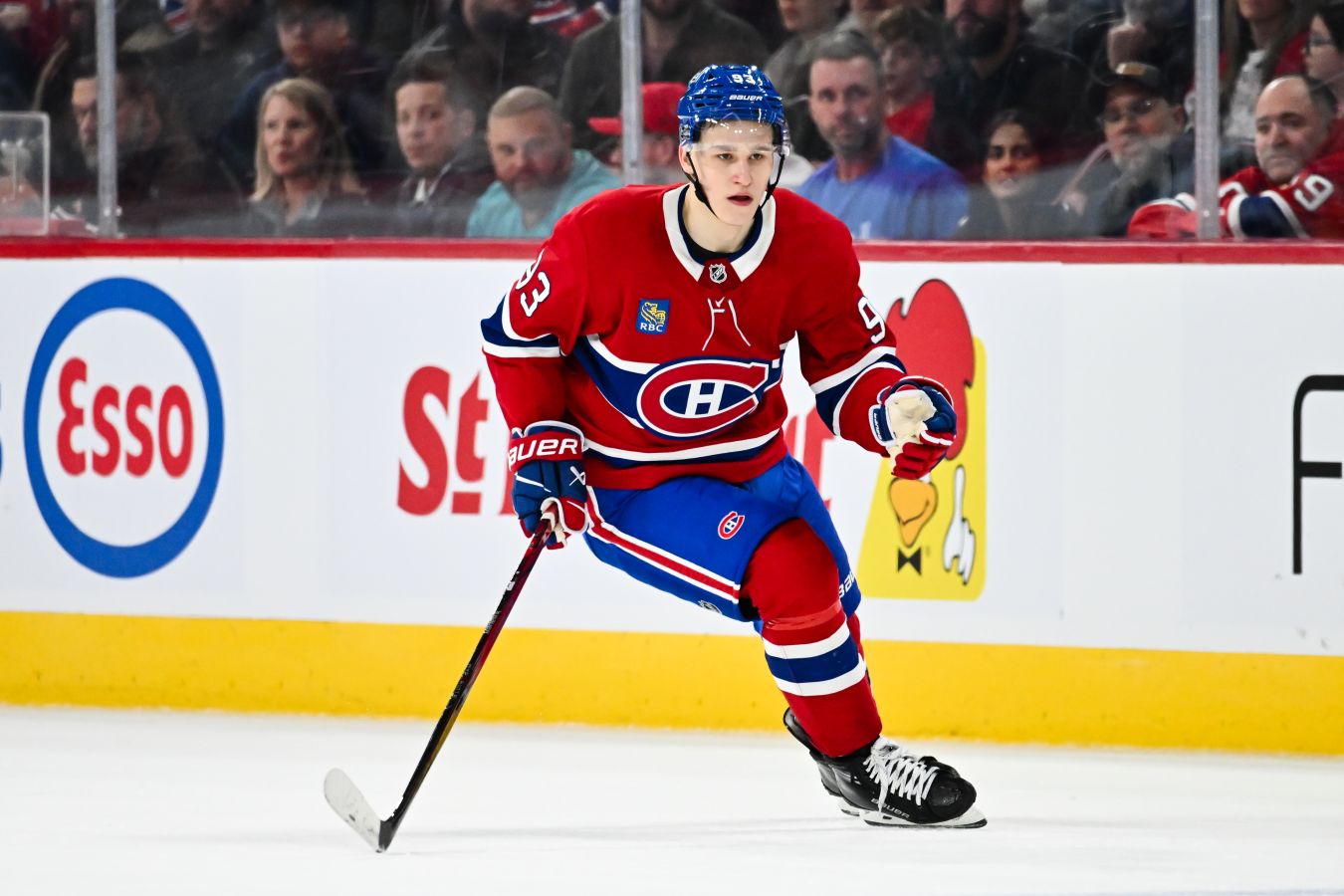 Марков о сравнениях Демидова с Ковалёвым: хоккей меняется, это совершенно другое поколение

Текст: Чемпион мира <b><a href=/tags/415-andrej-markov/ title=Андрей Марков>Андрей Марков</a></b> прокомментировал сравнения российского нападающего «Монреаль Канадиенс» <b>Ивана Демидова</b> с олимпийским чемпионом, обладателем Кубка Стэнли <b>Алексеем Ковалёвым.</b>

«Мне не доводилось часто за ним [Демидовым] наблюдать, даже когда он был в России, но очевидно, что он очень талантлив. Видно, что он хочет расти, помогать команде и становиться лучше.

Что касается сравнения его с Ковалёвым, то игроков с таким талантом очень мало. И, честно говоря, не стоит сравнивать прошлые поколения с нынешним. Хоккей меняется, меняются игроки, меняются системы развития. В шесть лет я едва ходил на коньках по бортам, а мой сын уже без проблем катается спиной вперёд.

Это совершенно другое поколение. Мы не могли в этом возрасте делать то, что делают сегодняшние молодые игроки», – приводит слова Маркова <a href=https://rg.org/ rel=nofollow>RG.</a>

Напомним, Ковалёв сыграл за «Монреаль» 314 матчей, в которых забросил 103 шайбы и отдал 161 передачу.

В нынешнем сезоне 19-летний Демидов набрал 19 (6+13) очков в 24 встречах при показателе полезности «+2» и среднем игровом времени 14.19.