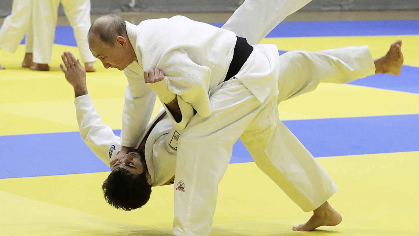 International Judo Body Allows Russian Athletes to Compete Under Flag Again

Текст: Russian judokas are once again allowed to compete under their national flag, the International Judo Federation (IJF) said Thursday, ending the neutral status imposed after Russia’s full-scale invasion of Ukraine.

“The IJF Executive Committee has therefore voted to permit Russian athletes to compete under their national flag once again, with anthem and insignia in place, beginning with the 2025 Abu Dhabi Grand Slam,” the federation said.

Russia’s judo community welcomed the move, a significant gesture in a sport closely associated with President Vladimir Putin, who holds a black belt.

“Judo is one of Russia’s favorite sports. Around half a million citizens regularly take part in it,” Russian Sports Minister Mikhail Degtyarev wrote on Telegram. “It’s important to our country. Judo is a presidential sport.”

Russian Judo Federation president Sergei Soloveychik called the decision “historic,” saying he was pleased Russia had been reinstated.

The IJF said the change followed its recent move to restore full national representation for Belarus, a close ally of Moscow.

“Following recent developments, including the reinstatement of full national representation for Belarusian athletes, the IJF considers it is now appropriate to allow the participation of Russian athletes under equal conditions,” the federation said.

“Historically, Russia has been a leading nation in world judo, and their full return is expected to enrich competition at all levels,” IJF added.

Russian athletes have largely been barred from international sports events since the 2022 invasion, with organizations including the International Olympic Committee (IOC) prohibiting them from competing under their national flag.

Judo is not the first sport to ease restrictions. The International Boxing Association has also allowed Russian boxers to compete under their flag and anthem.

The IJF said individual judokas should not be punished for the actions of their government. The IOC, however, has imposed strict conditions for any Russian athletes cleared to appear at the Paris Olympics, including excluding those who voiced support for the war.

“Sport is the last bridge that unites people and nations in very difficult conflict situations,” the IJF said. “Athletes have no responsibility for the decisions of governments or other national institutions, and it is our duty to protect the sport and our athletes.”

This year’s Abu Dhabi Grand Slam takes place this weekend.