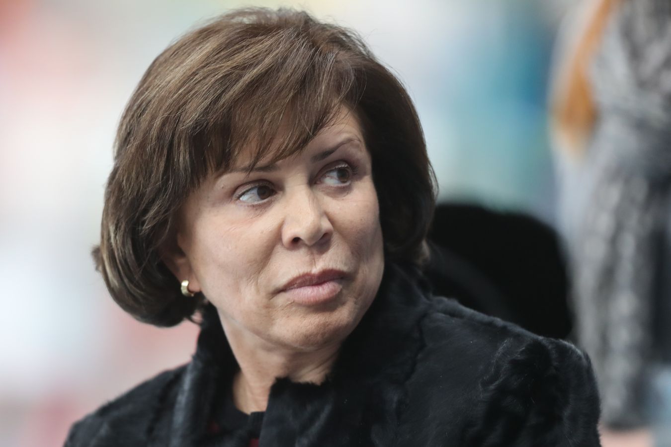 Роднина: не понимаю травлю Ларисы Долиной. Она тоже пострадавшая сторона

Текст: Трёхкратная олимпийская чемпионка по фигурному катанию и депутат Госдумы <b><a href=/tags/29351-irina-rodnina/ title=Ирина Роднина>Ирина Роднина</a></b> высказалась о ситуации, которая сложилась вокруг известной певицы <b>Ларисы Долиной</b>. В прошлом году она продала свою квартиру Полине Лурье, однако потом заявила, что выставила жильё на продажу под влиянием мошенников. В итоге Долиной вернули деньги, а покупательницу оставили и без жилья, и без средств. В последние недели ситуация обострилась, и многие пользователи социальных сетей запустили целые флешмобы против исполнительницы.

«Не понимаю травлю в адрес Долиной. Она тоже пострадавшая сторона. Наверное, как-то будет решаться вопрос и с той девушкой [которая заплатила за квартиру]. Они обе пострадавшие. А чего Долину травить? У нас как более-менее известная фамилия, значит, сразу целая свора. Слава богу, не читаю всё это.

Таких историй много, потому что, считаю, мы очень доверчивые люди. Когда разговариваешь по телефону, тем более с неизвестными людьми, — включай мозги. Когда мы пытаемся принять какие-то нормативы или законы, касающиеся ваших данных, тут поднимается такая буча: «Как так?! Я теряю свою индивидуальность». А при первой же возможности мы это всё выкладываем с большими финансовыми и моральными потерями.

Как защитить людей, которые честно платят деньги? В такой ситуации она [девушка, заплатившая за квартиру Долиной] тоже должна была обратиться в суд, что ей должны возместить эти деньги. Она ничего не нарушила. У нас все такие вопросы, как правило, решаются через суд. Это первое. А второе — она хоть узнавала, кто те люди, которым она платила? Она проверила их?

Вопрос с возвратом ей денег будут как-то решать. Но в тот момент, когда она подписывала документы и приносила деньги, она про этих людей всё знала? Она имела полную информацию: кто это, что это, сколько лет они в этом бизнесе? Всем нужно внимательно относиться к таким моментам, тем более если это касается денег.

Эта история с мошенниками длится достаточное количество лет, чтобы взяться за мозги. Уже обманутых людей, которые переводят деньги, уже звонков, которые раздаются… Пора бы вообще остановиться. У меня по несколько звонков от мошенников в день», — приводит слова Родниной <a href=/tags/29903-sport24/ title=Sport24>Sport24</a>.