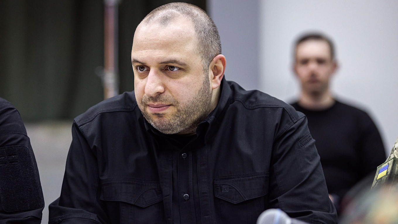 Ukrainian Delegation Heads to U.S. for Peace Talks

Текст: Ukrainian negotiators are due to hold talks in the United States on Sunday to discuss the Trump administrations plan to end the war with Russia, with Kyiv facing pressure on both the military and political fronts.

As Russia advances on the front line, its forces targeted Ukraines capital and the region for two nights in a row ahead of the talks in the United States.

A drone attack on the outskirts of Kyiv killed one person and wounded 11 on Saturday night, the regional governor said.

Hours earlier, a Ukrainian security source said Kyiv was responsible for attacks on two oil tankers in the Black Sea that it believed were covertly transporting sanctioned Russian oil.

The U.S. talks come at a moment of turmoil for President Volodymyr Zelensky and his government. A major corruption investigation prompted him on Friday to dismiss his chief of staff and top negotiator, Andriy Yermak.

The Ukraine team, now led by Rustem Umerov, is due to meet U.S. Secretary of State Marco Rubio and special envoy Steve Witkoff in Florida on Sunday, a U.S. official said.

Washington has put forward a plan to end the war and is seeking to finalize it with Moscow and Kyiv.

An initial 28-point draft — prepared without input from Ukraine’s European partners — envisioned a Ukrainian withdrawal from the eastern Donetsk region and saw the United States effectively recognizing the Luhansk and Donetsk regions, as well as annexed Crimea, as Russian.

The United States revised the proposal after criticism from Kyiv and European capitals, though its current terms remain unclear.