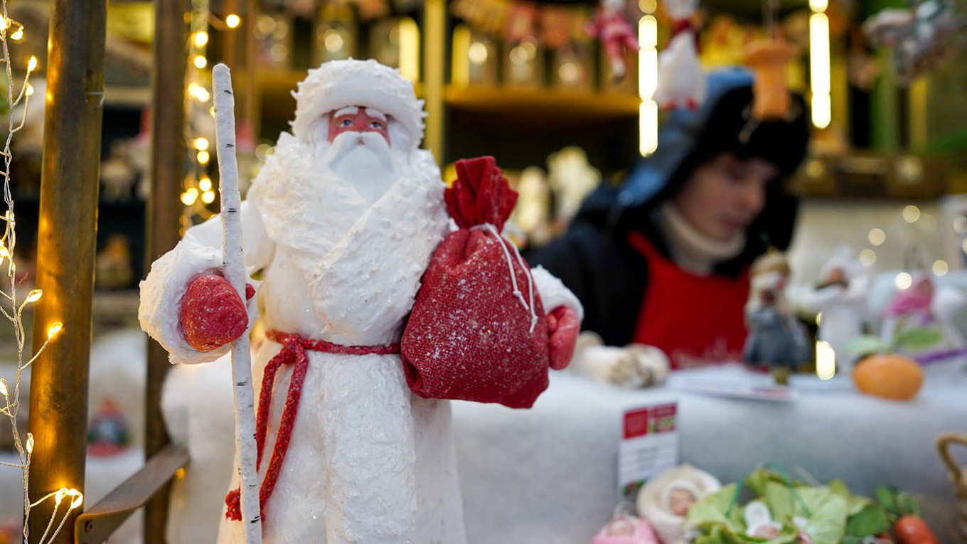 Russians Brace for Frugal New Year Celebrations Amid Economic Strain