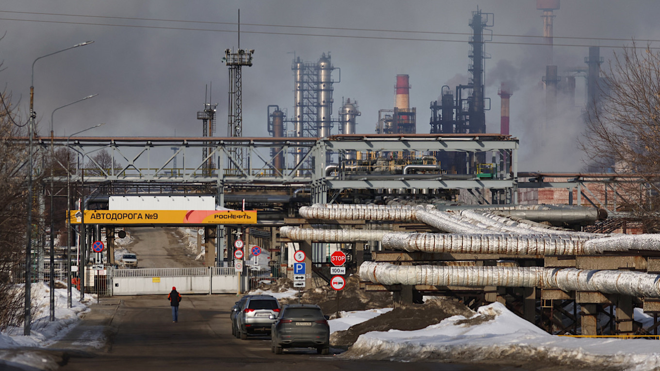 Ukraine Launches Record Number of Strikes on Russian Oil Refineries in November

Текст: Ukraine carried out at least 14 drone attacks on Russian oil refineries in November in a new monthly record, BloombergreportedMonday, citing public statements from both countries.

Kyiv has stepped up strikes on Russia’s energy infrastructure since August in a bid to undercut Moscow’s oil revenues, a key source of funding for its war effort.

Among the refineries struck was theAfipsky plantnear Krasnodar, one of the largest in southern Russia with an annual capacity of 9.1 million tons.

The facility had already been hit in September, when one of its units was damaged.

Rosneft’s Ryazan refinery has been offline since mid-November after drones disabled the main refining unit, which accounts for nearly half of its total 17.1-million-ton annual capacity, Reutersreported.

Another unit responsible for more than a quarter of output had been shut down following a drone strike on Oct. 24.

Lukoil’s Volgograd refinery has also temporarily halted operations after damage to its primary oil processing unit, which is responsible for around 20% of its capacity of 13.7 million tons per year.

Drones also hit the Orsknefteorgsintez refinery in Orsk, Orenburg region, located 1,400 kilometers from Ukraine.

Russia’s average daily refining volume has fallen to around 5 million barrels per day as a result of the intensified campaign, down from the 5.3-5.5 million barrels per day typically processed in late autumn, Bloomberg cited analytics firm Kpler as saying.

Ukraine also launched four strikes on oil-handling facilities at Black Sea ports,causingseveral days of delays in crude shipments after damage to the port of Novorossiysk.

Ukrainian unmanned surface vessels targeted two sanctioned tankers carrying Russian oil in the Black Sea at the end of November, Bloomberg reported. Another tanker transporting Russian gasoil washitby explosions off the coast of Senegal late last month.