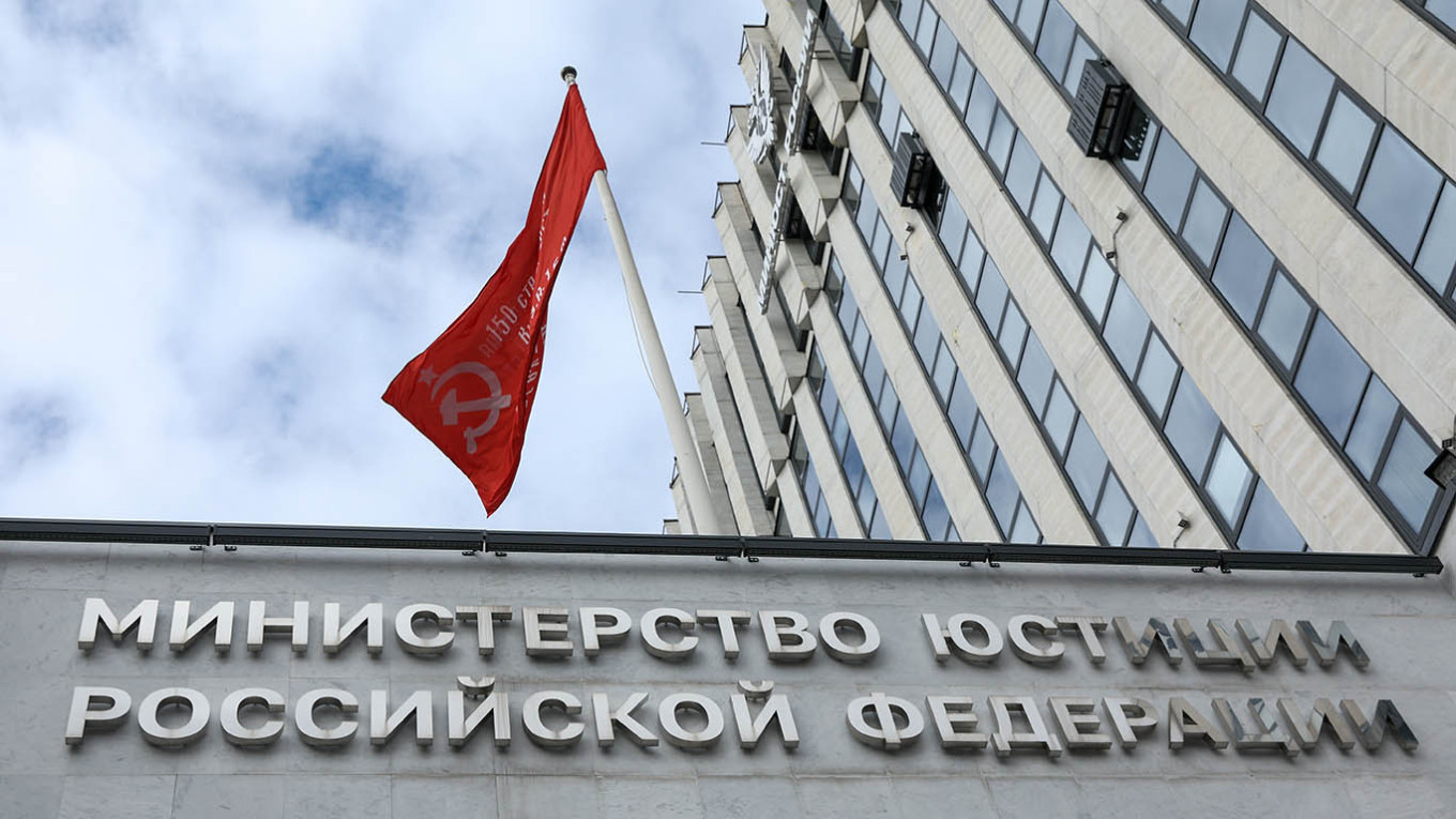 Russia Blacklists Human Rights Watch as ‘Undesirable’

Текст: Russia’s Justice Ministry on FridaydesignatedHuman Rights Watch as an “undesirable” organization.

The designation bans the U.S.-headquartered nonprofit from operating in Russia. Under Russian law, individuals found to be affiliated with “undesirable” organizations face up to four years in prison, while organization leaders risk up to six years.

In an interview, the influential body said it was not surprised by the designation and vowed to continue its work remotely.

We are actually going to work even harder to expose the staggering crackdown by the Kremlin on Russian civil society and to report on Russian crimes in Ukraine, Tanya Lokshina, senior associate director of the groups Europe and Central Asia division, told AFP.

HRW was among a number of international organizations and foreign NGOs whose local offices Russian authoritiesshut downin the first months of the full-scale invasion of Ukraine over alleged legal violations.

Russia’s Prosecutor General’s Office, which usually announces “undesirable” designations, has not issued any statement on HRW’s blacklisting.

Founded in 1978 and with a presence in more than 90 countries, HRW has documented human rights violations in Russia for around 30 years. It hasaccusedthe Russian military of committing war crimes in Ukraine.

Russia introduced its “undesirable” law in 2015, using it to crack down on independent media, opposition groups and foreign organizations. Hundreds of organizations are currently blacklisted, including The Moscow Times.

AFP contributed reporting.